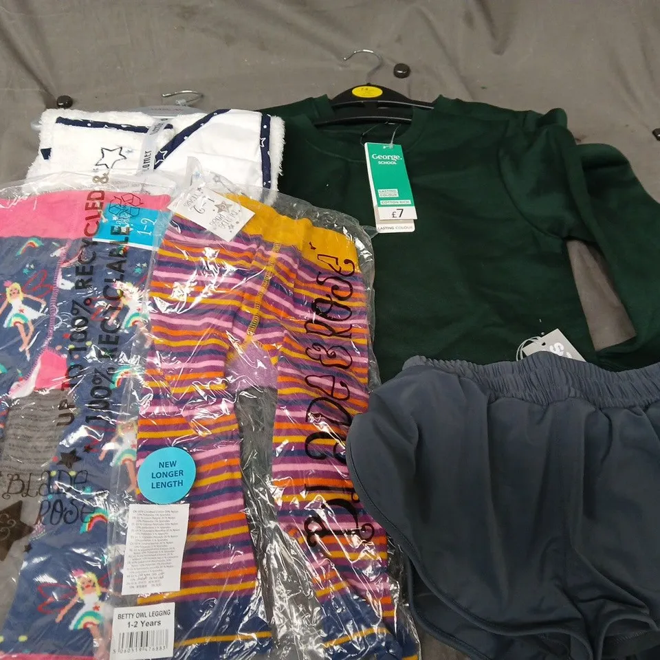 APPROXIMATELY 35 ASSORTED KIDS CLOTHING ITEMS IN VARIOUS STYLES, SIZES & COLOURS TO INCLUDE LEGGINGS, JUMPER, SHORTS, ETC