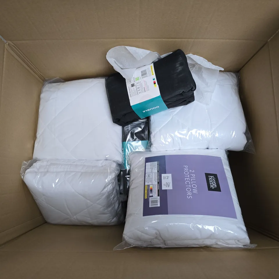 APPROXIMATELY 20 ASSORTED BEDDING ITEMS TO INCLUDE PILLOW PROTECTORS, FITTED SHEETS - COLLECTION ONLY 