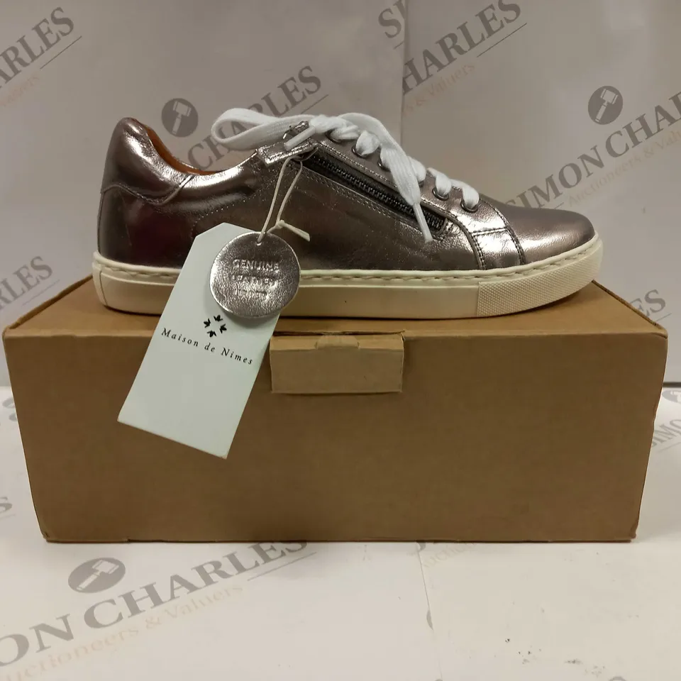 BOXED PAIR OF MAISON DE NIMES LEATHER ZIP SIDE TRAINERS IN PEWTER - SIZE 6