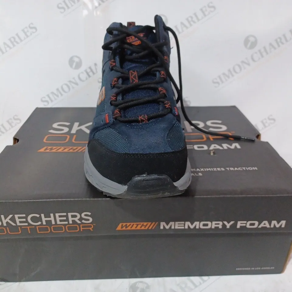 BOXED SKECHERS MEN'S OAK CANYON MID TOP LACE BOOTS, NAVY - SIZE 9