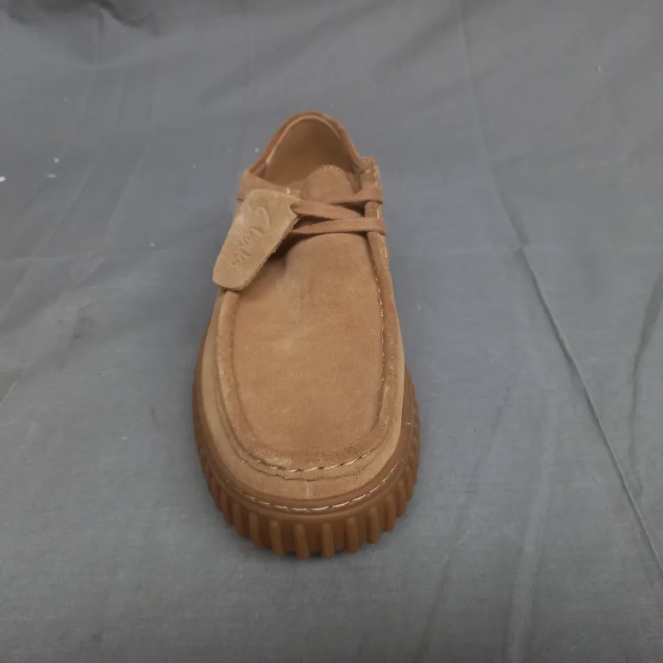 PAIR OF CLARKS SHOES IN TAN SIZE UK 8