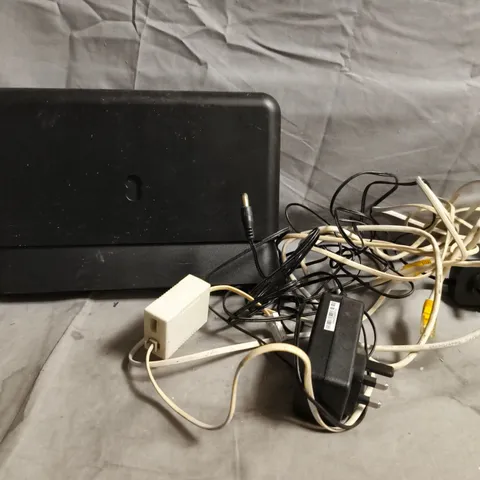 APPROXIMATELY 10 ASSORTED HOUSEHOLD ITEMS TO INCLUDE SMART HUB SH31B ROUTER, VARIOUS CABLES, ETC