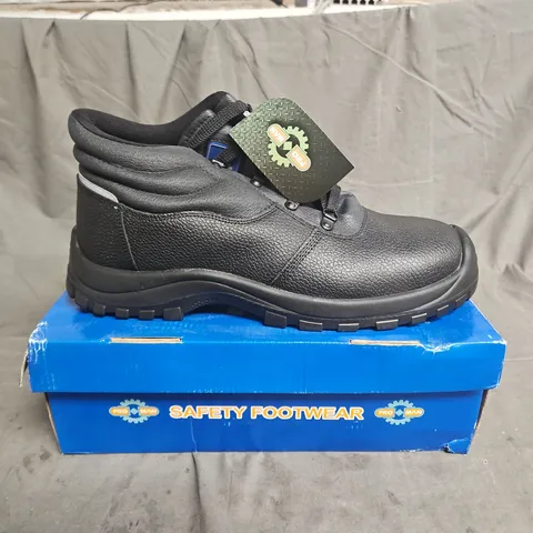 BOXED PAIR OF PROMAN DUAL DENSITY CHUKKA BUFFALO LEATHER BOOT IN BLACK SIZE UK 12