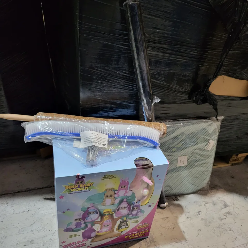 PALLET OF A SIGNIFICANT QUANTITY OF ASSORTED ITEMS TO INCLUDE BIGFISH VINTAGE STYLE FLAT PACK WOODEN BENCH, METAL BASEBALL BAT, BUSHBABY DREAM TREE, ETC 