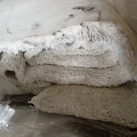 ROLL OF QUALITY RECYCLED iFEEL LUXURY DAISY CARPET // APPROX SIZE: 4.3 x 4m
