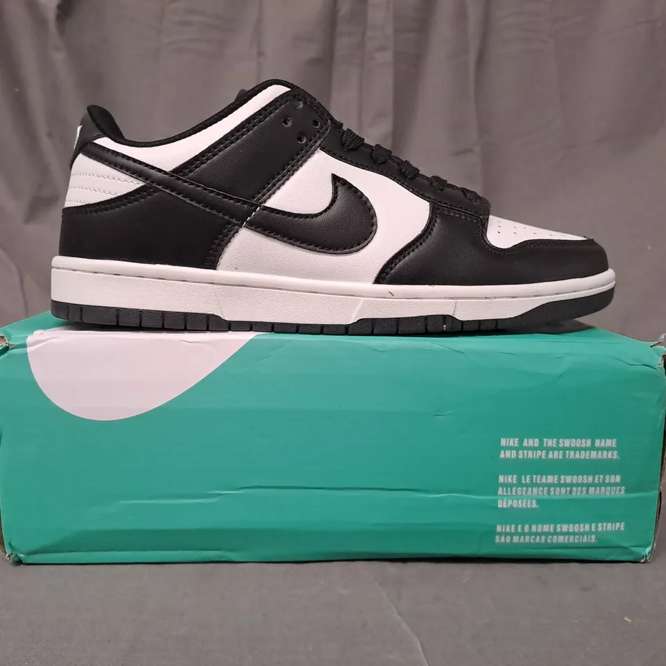 BOXED PAIR OF NIKE SB SHOES IN BLACK/WHITE UK SIZE 8
