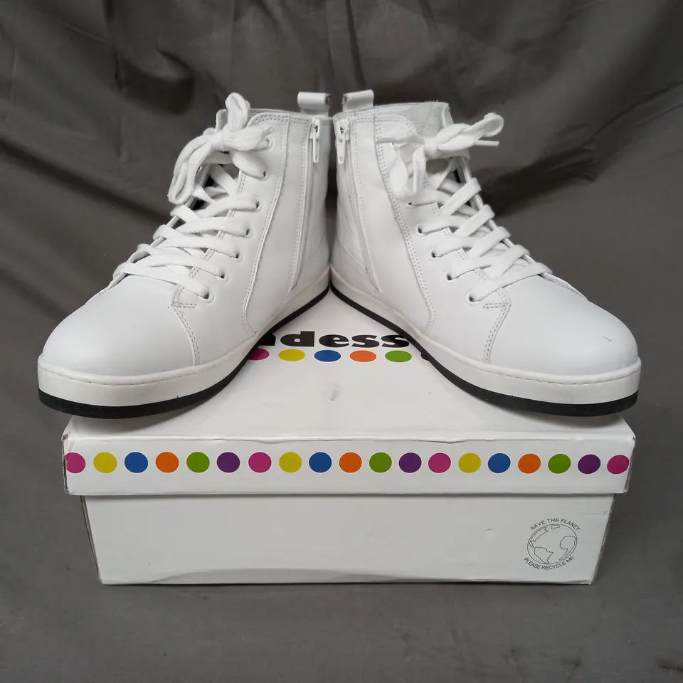 BOXED PAIR OF ADESSO LEATHER HIGH TOP TRAINERS IN WHITE SIZE 7