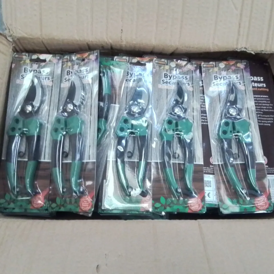 BOX CONTAINING A LARGE QUANTITY OF BRAND NEW BYPASS SECATEURS