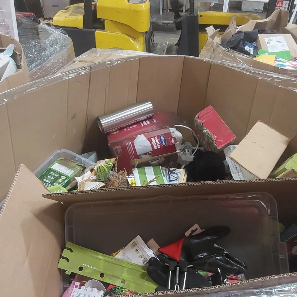 PALLET CONTAINING A VERY LARGE QUANTITY OF ASSORTED ITEMS INCLUDING: CAMPING CHAIR, BABY HIGH CHAIR, TRAVEL MUG, GARDENING PRODUCTS ECT