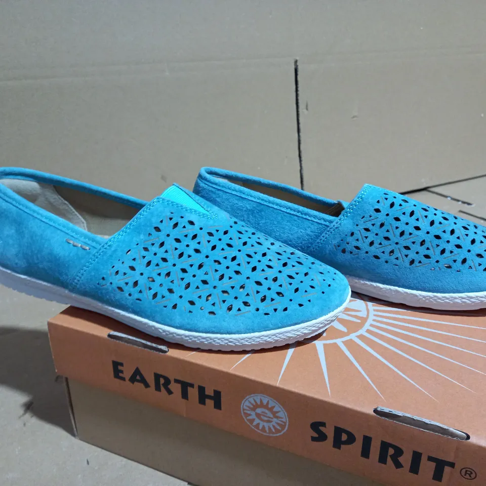 EARTH SPIRIT CUIR VERITABLE LEATHER SHOE - UK SIZE 6, IN PEARL BLUE 