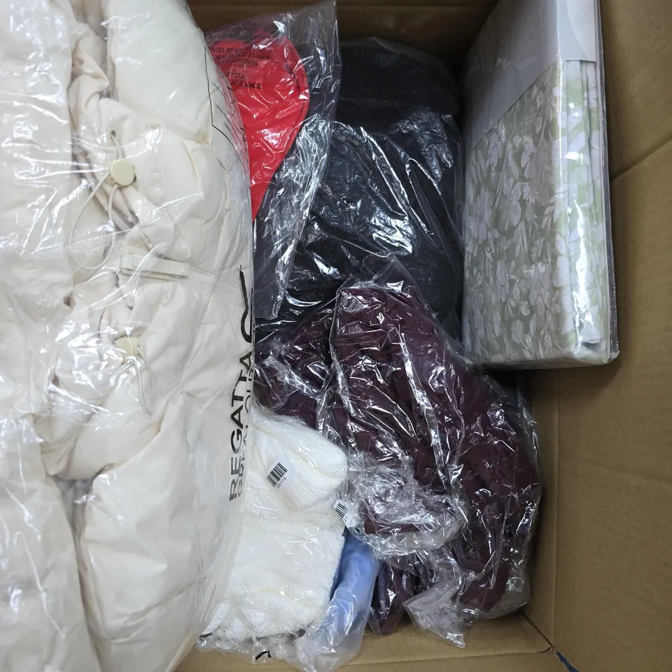 LARGE BOX OF ASSORTED CLOTHING ITEMS TO INCLUDE JUMPERS - COATS - SHIRTS 
