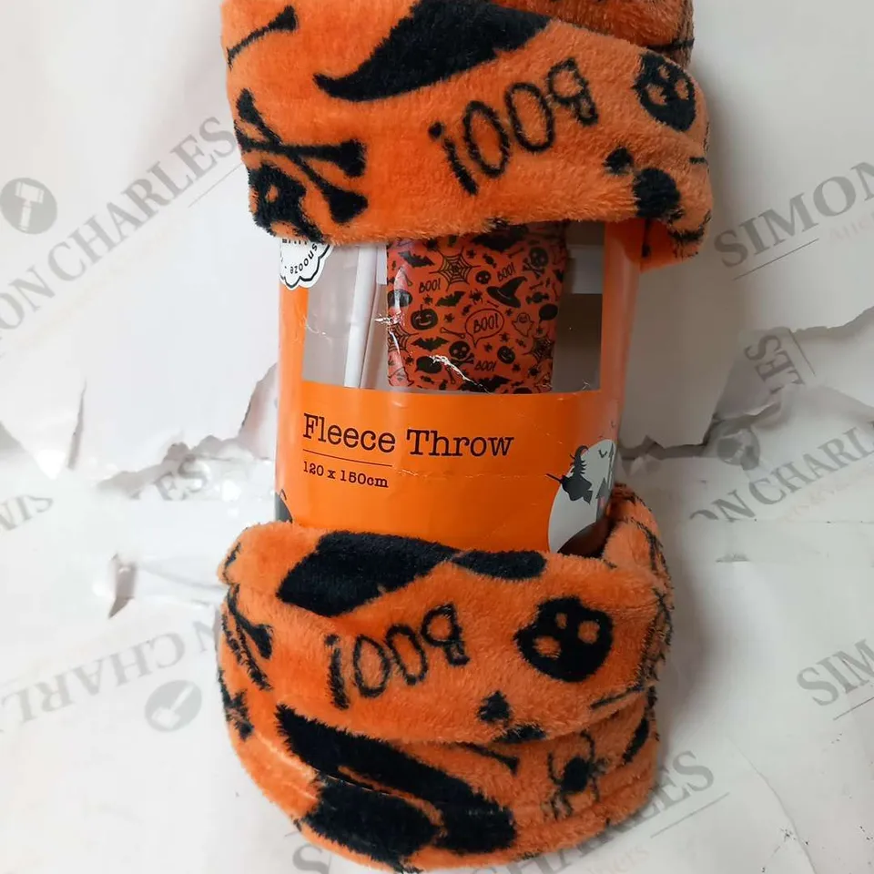 LARGE BOX OF ASSORTED HALLOWEEN PRODUCTS TO INCLUDE; 8 BRAND NEW BOXED HOME HALLOWEEN KITS, 2 ASSORTED SETS OF HALLOWEEN DUVET COVERS AND FLEECE THROW