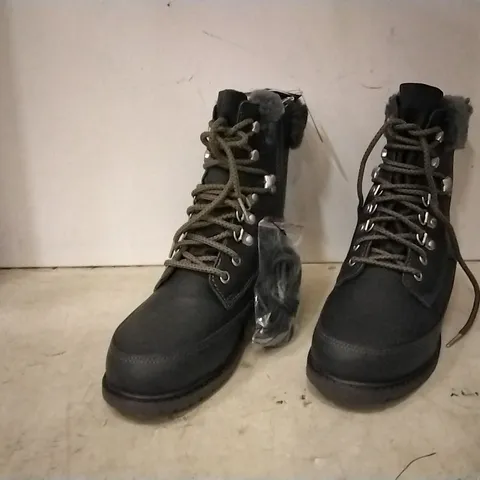 BOXED EMU AUSTRALIA UNISEX BOOTS , GREY , SIZE UK 7 , 4 PAIRS