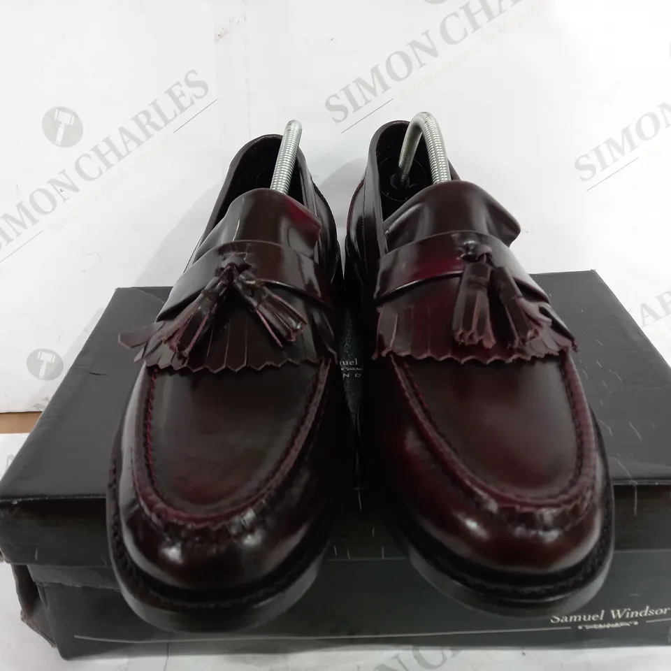 BOXED PAIR OF SAMUEL WINDSOR HANDMADE BV83 SLIP ON SHOES - BROWN - SIZE 9