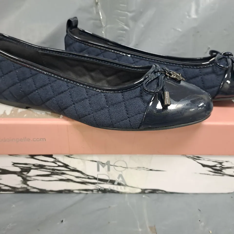 BOXED PAIR OF MODA IN PELLE SLIP-ON QUILTED BALLERINA SHOES IN NAVY SIZE EU 38