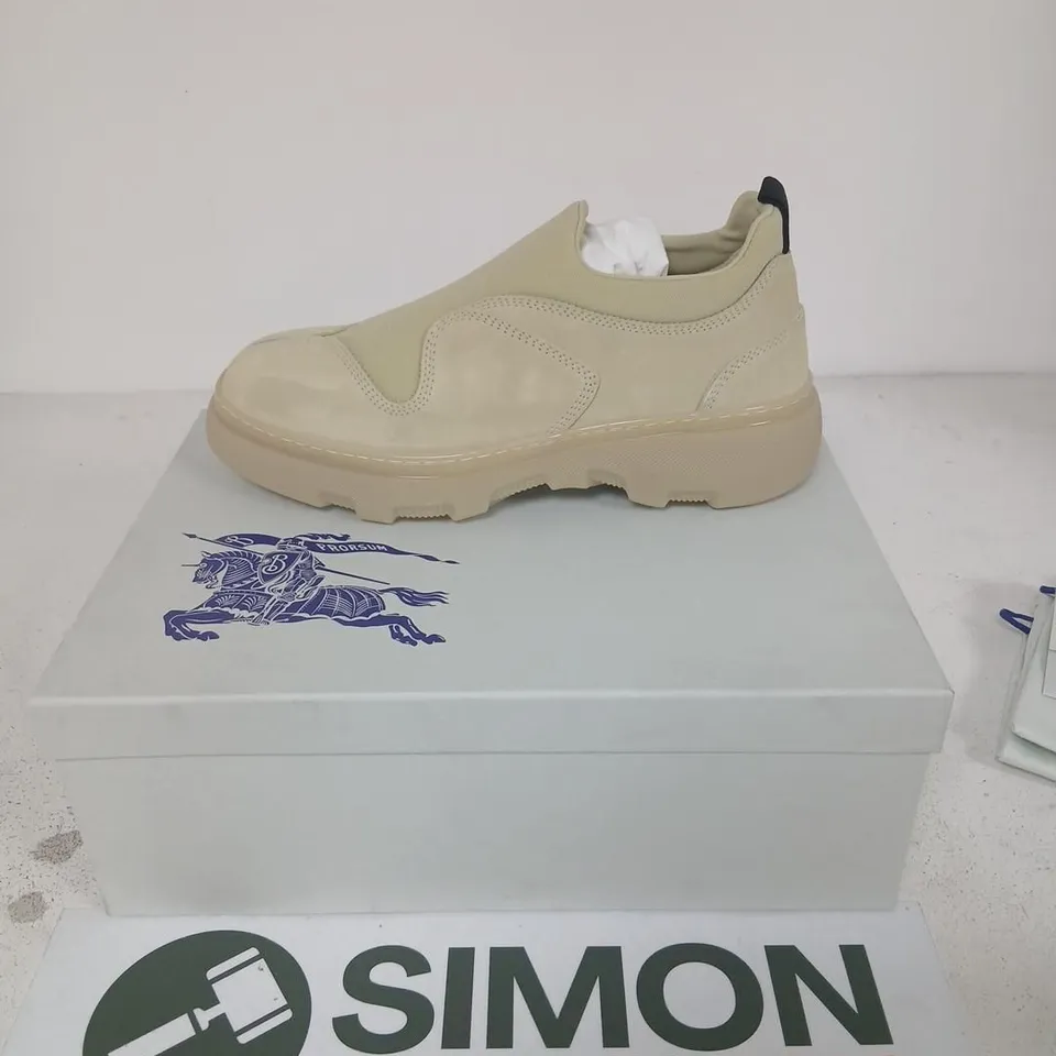 BURBERRY LEATHER SNEAKER ON RUBBER SOLE – BEIGE, UK 10 (EUR 44)