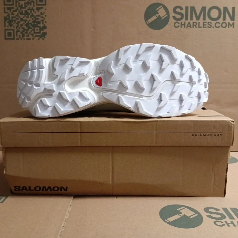 BOXED PAIR OF SALOMON XT-6 GTX TRAINERS IN WHITE/SILVER SIZE UK 11.5