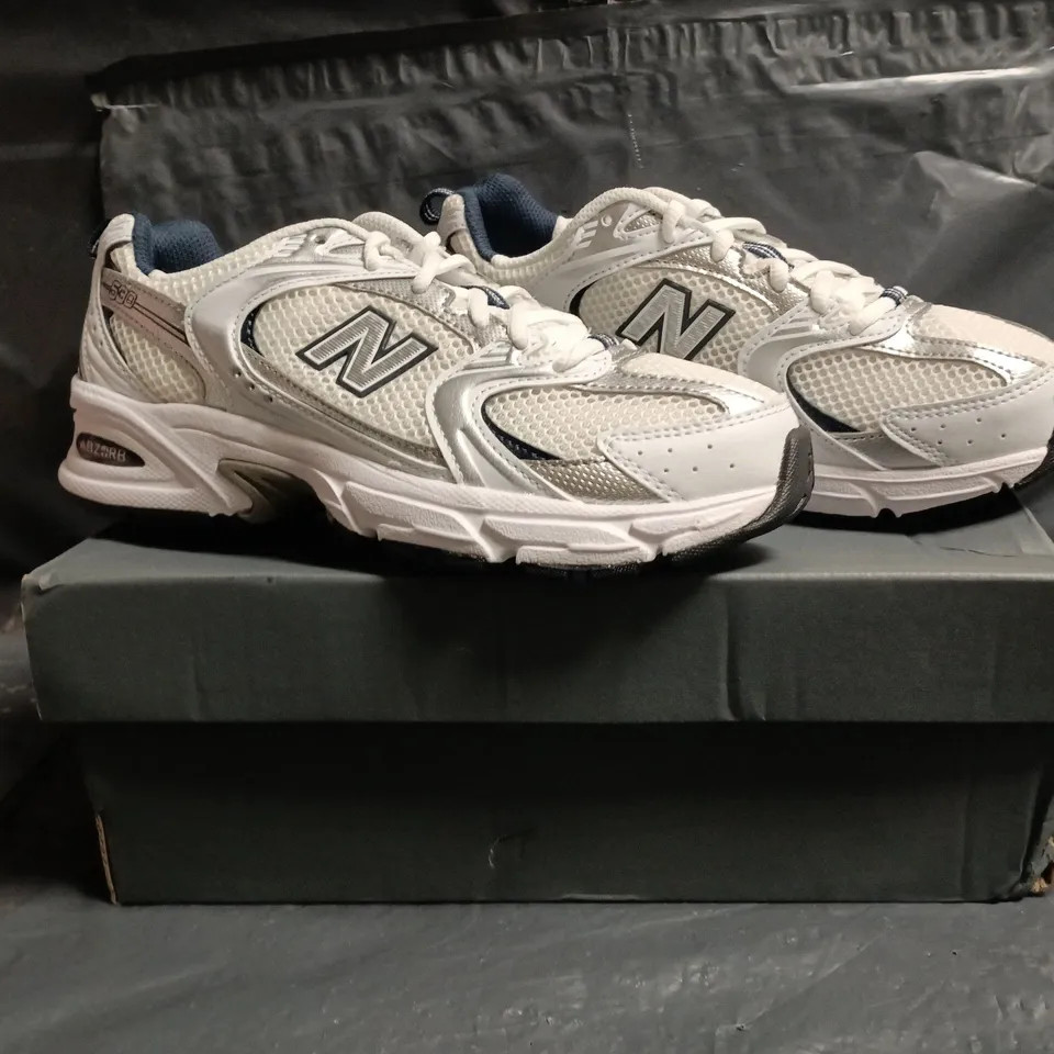 BOXED PAIR OF NEW BALANCE 530 TRAINERS IN WHITE/SILVER/NAVY SIZE UK 4
