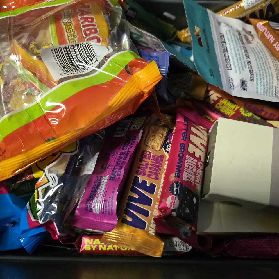 APPROXIMATELY 15 ASSORTED FOOD ITEMS TO INCLUDE - JOYPOUCH APPLE PIE CLUSTERS , SEED AND BEAN , MIGHTY POUCH ETC