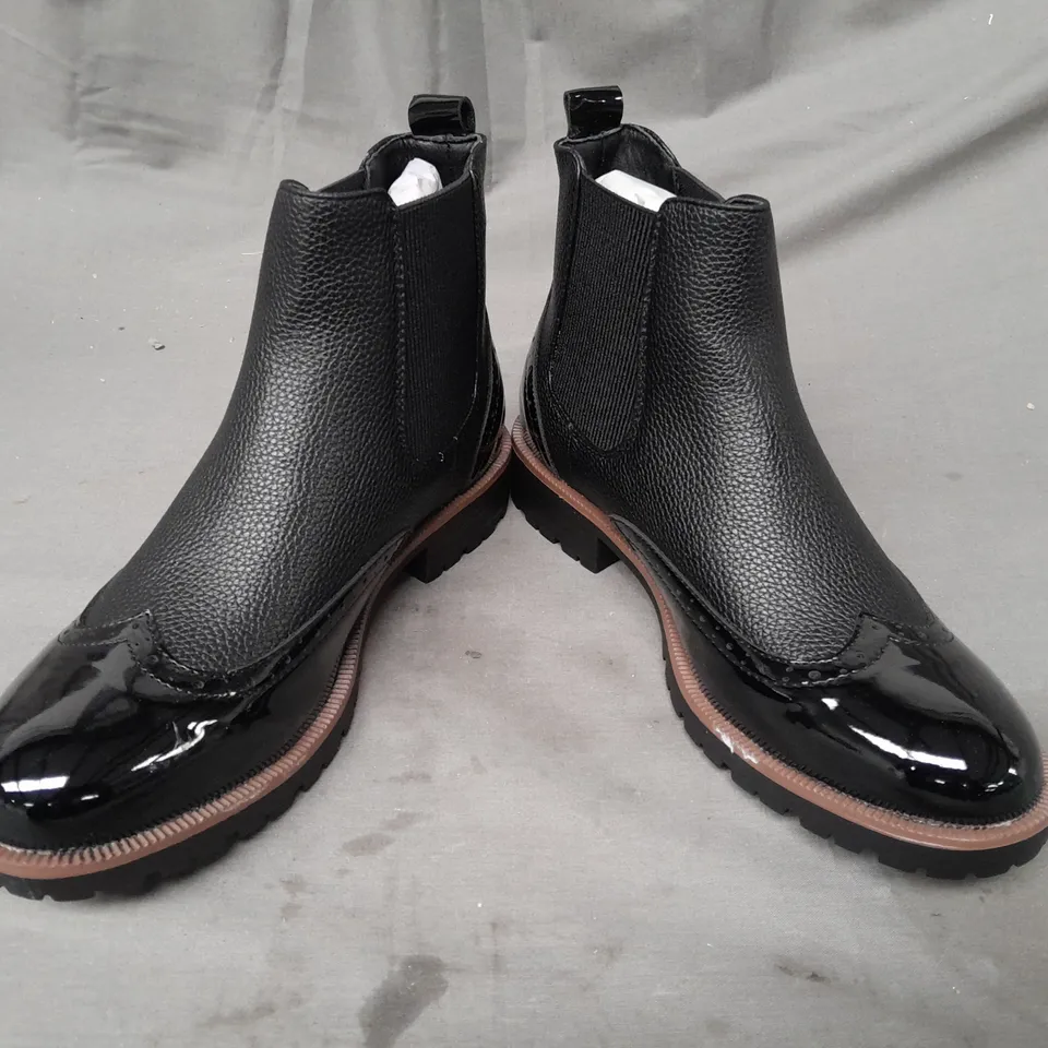 BOXED PAIR OF DESIGNER ANKLE BOOTS IN BLACK EU SIZE 39