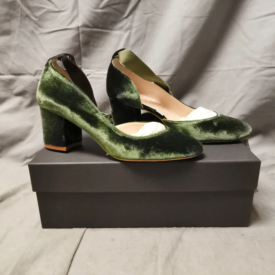 BOXED PAIR OF HARRIET WILDE MID BLOCK HEEL SHOES IN FOREST GREEN SIZE UK 4