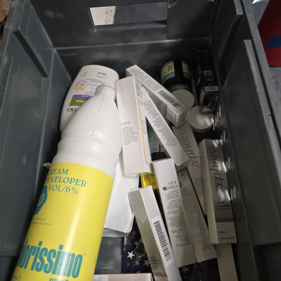 APPROXIMATEY 20 ASSORTED HEALTH AND BEAUTY PRODUCTS TO INCLUDE - OLD SPICE WHITEWATER HAIR & BODY WASH - BRUSH WORKS BEAUTY SPONGE SET AND JOHN FRIEDA BRUNETTE SHAMPOO