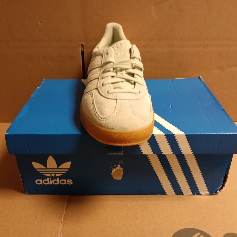 BOXED PAIR OF ADIDAS GAZELLE INDOOR WOMEN'S TRAINERS IN MINT GREEN/CREAM SIZE UK 5
