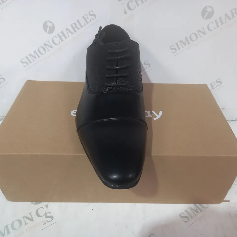 BOXED PAIR OF EVERYDAY LACE UP SHOES IN BLACK SIZE 10