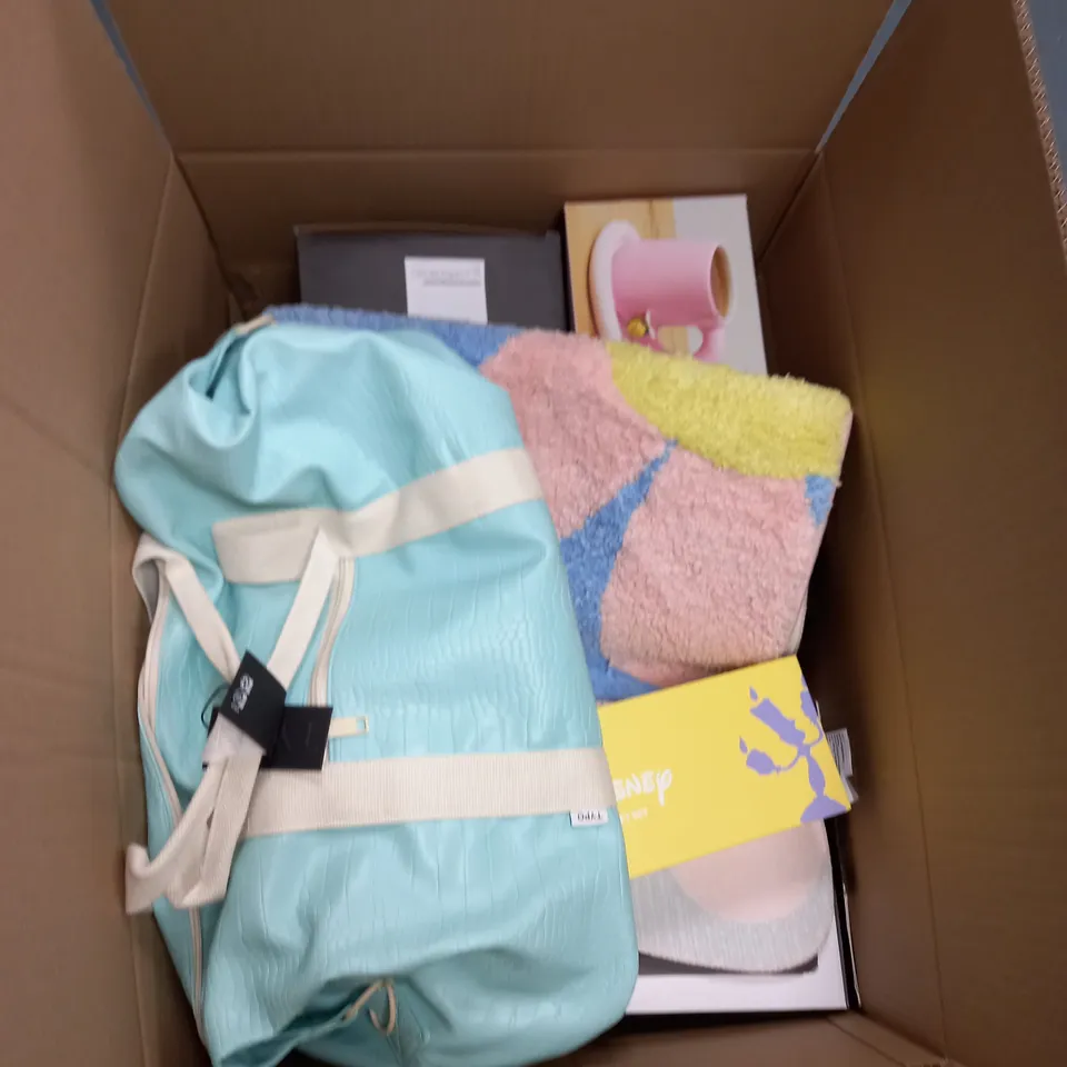 BOX OF APPROXIMATELY 40 ASSORTED HOUSEHOLD ITEMS TO INCLUDE BAGS, KEYBOARD, ORNAMENTS ETC 