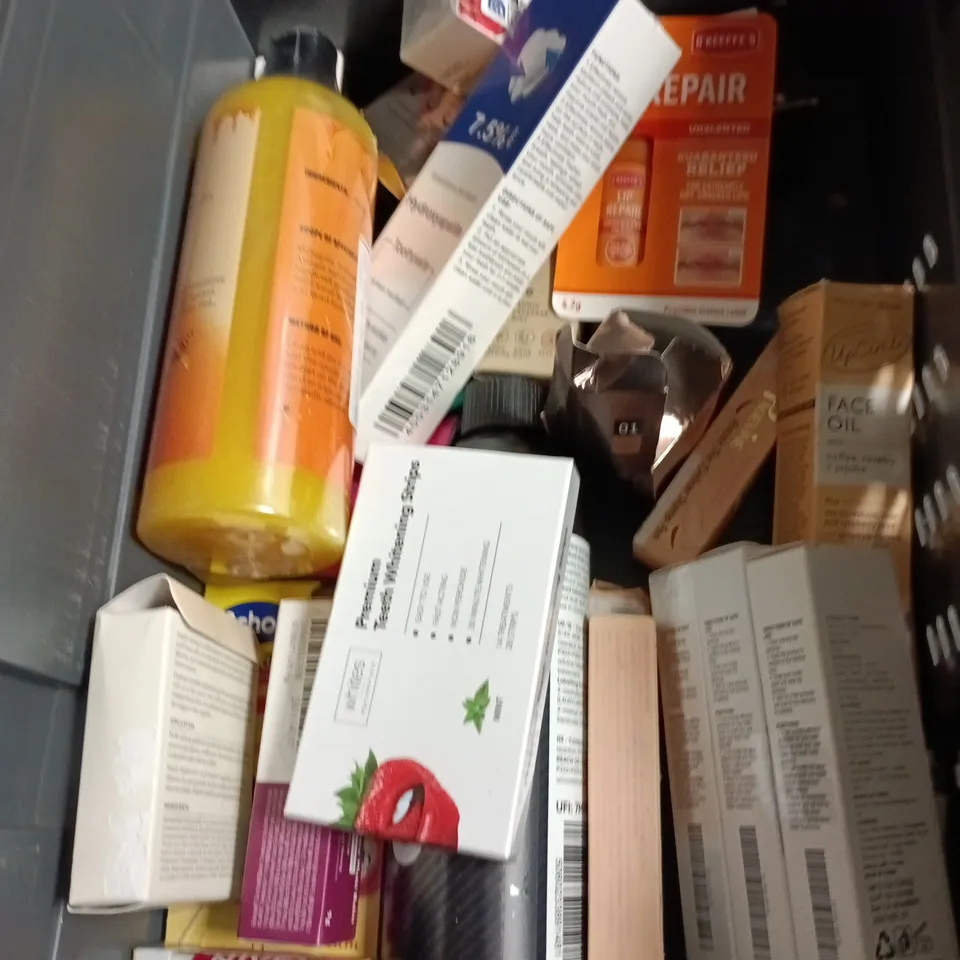 APPROXIMATEY 20 ASSORTED HEALTH AND BEAUTY PRODUCTS TO INCLUDE - BRUSH BABY KIDS TOOTHPASTE - TED BAKER SOAP BAR AND WELEDA BABY HAIR AND BODY WASH