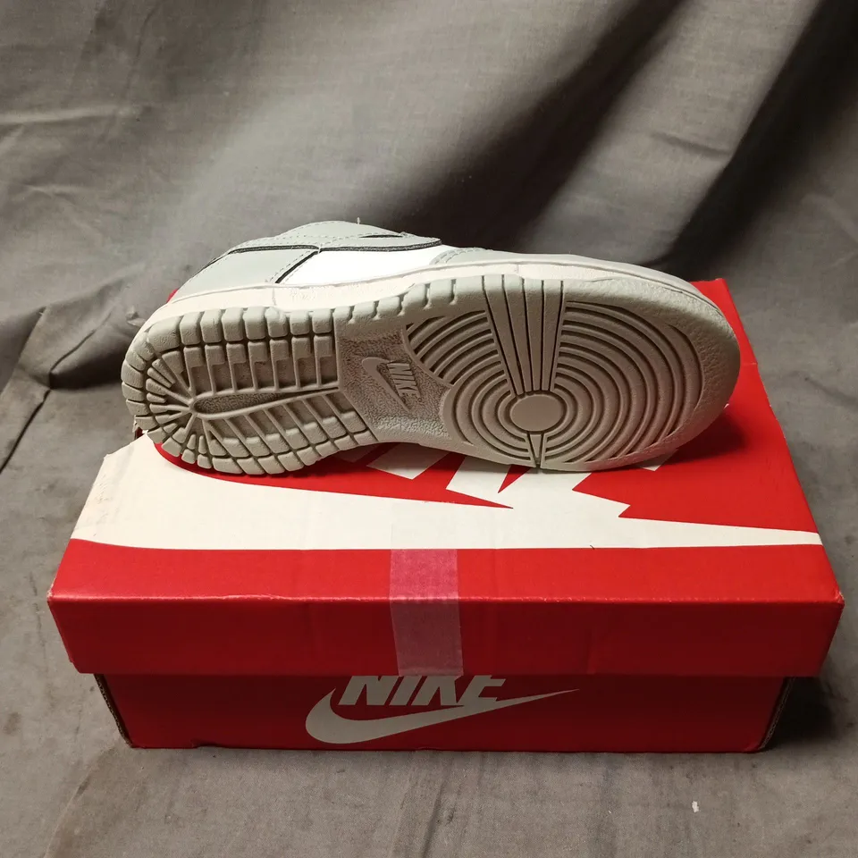NIKE TODDLER SNEAKERS – GREY/WHITE, ON NIKE BOX SIZE 8.5 KIDS