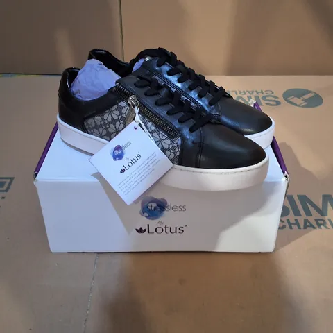 BOXED PAIR OF STRESSLESS BY LOTUS SANDER TRAINERS IN BLACK/PRINT LEATHER - UK I