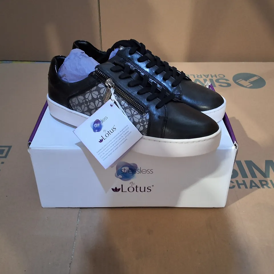 BOXED PAIR OF STRESSLESS BY LOTUS SANDER TRAINERS IN BLACK/PRINT LEATHER - UK I
