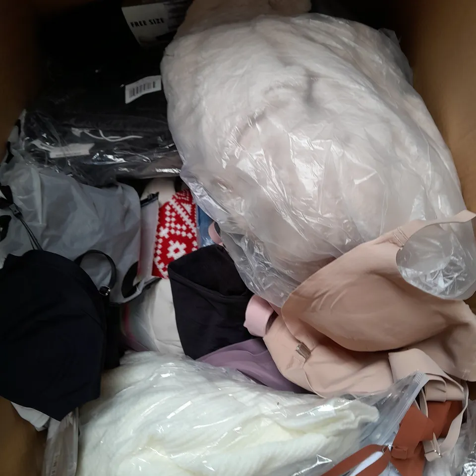 APPROXIMATELY 20 ASSORTED CLOTHING ITEMS IN VARIOUS SIZES AND STYLES TO INCLUDE - SKIRT, SHIRT, JEANS, ETC
