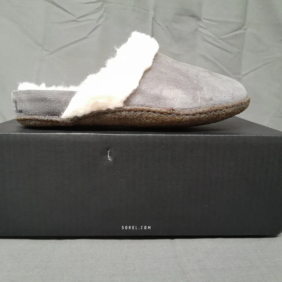 BOXED PAIR OF SOREL NAKISKA SLIDE II SLIPPERS IN GREY UK SIZE 6
