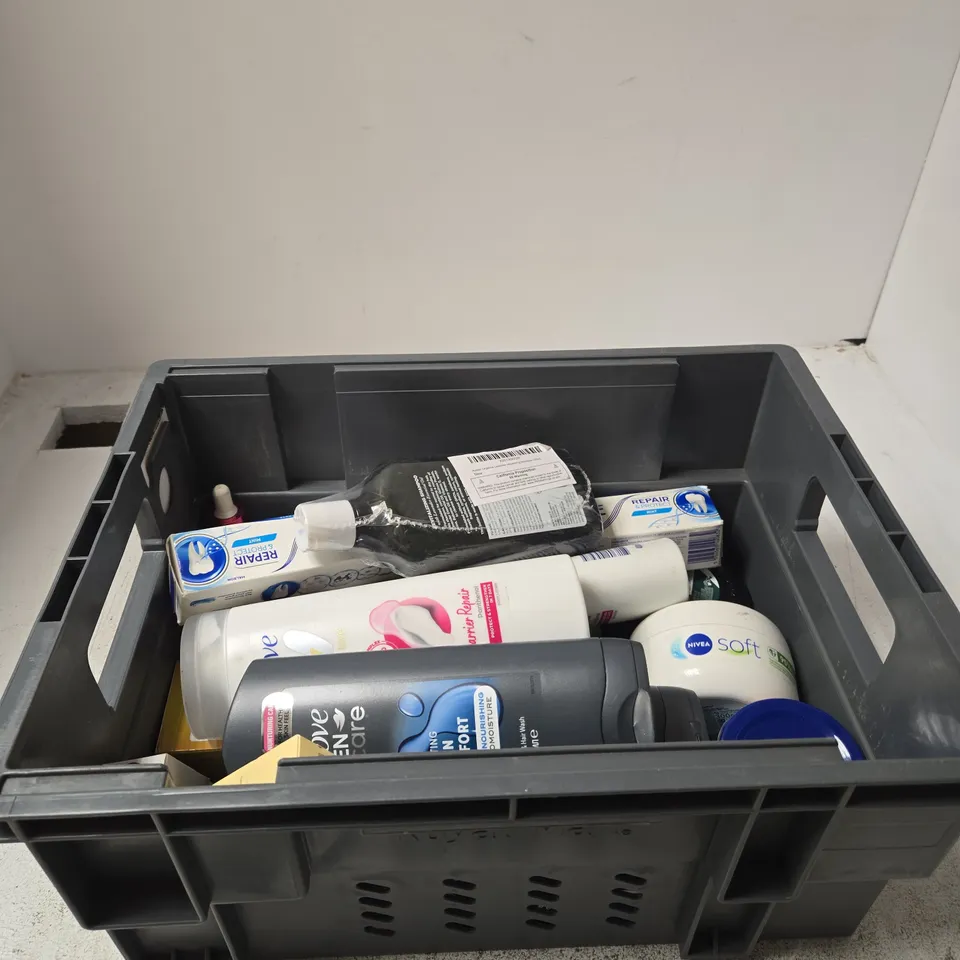 APPROXIMATELY 20 ASSORTED BEAUTY ITEMS INCLUDING DOVE BODY, FACE & HAIR WASH, DOVE BODY LOTION AND AVALON ORGANICS SHAMPOO