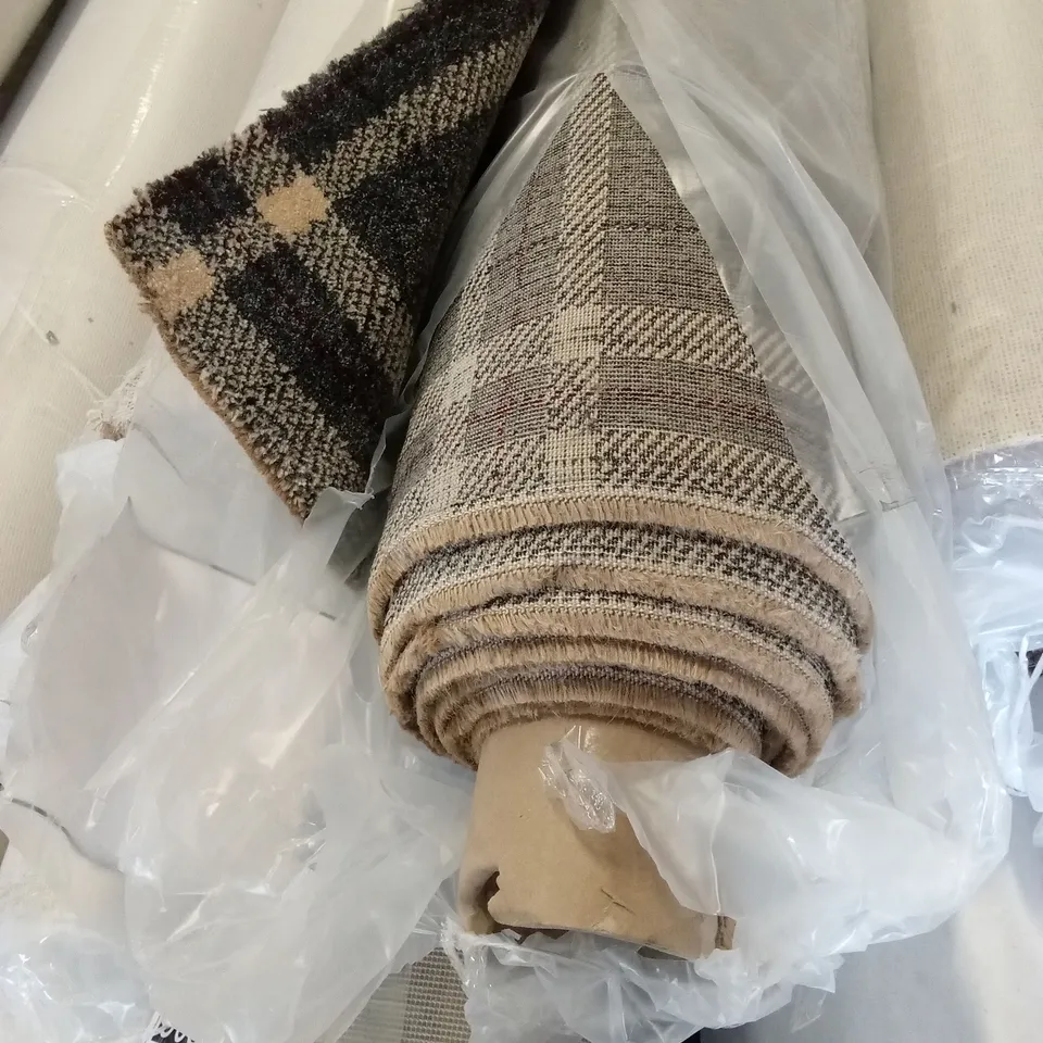 ROLL OF QUALITY SOVEREIGN WILTON PLAID CARPET // APPROX SIZE: 4.2 x 4m