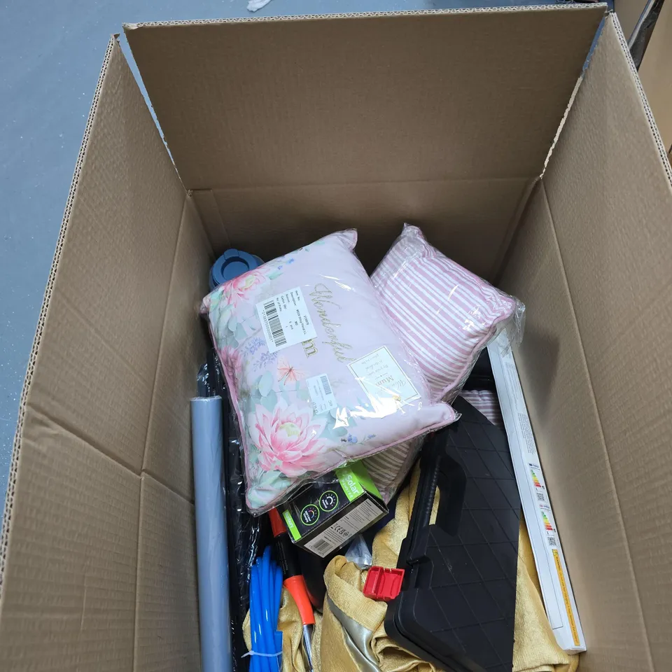 BOX OF APPROXIMATELY 12  ASSORTED HOUSEHOLD ITEMS INCLUDING UNDER CABINET LIGHT , DITSY FLORAL PILLOW AND LED SOLAR CRACKLE BALL 