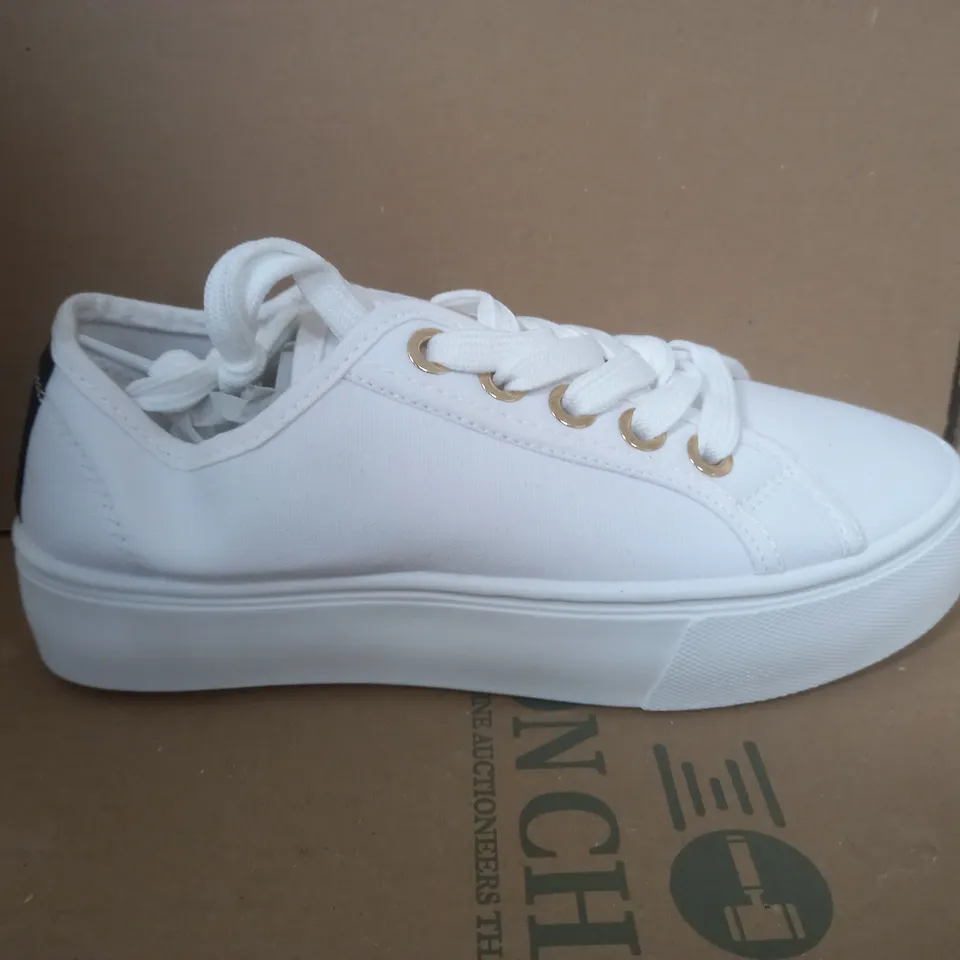 EVERYDAY LACE UP TRAINERS IN WHITE - SIZE 4E