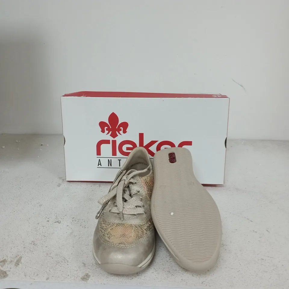 RIEKER WOMEN’S SNEAKER – BEIGE/SILVER METALLIC EU 39