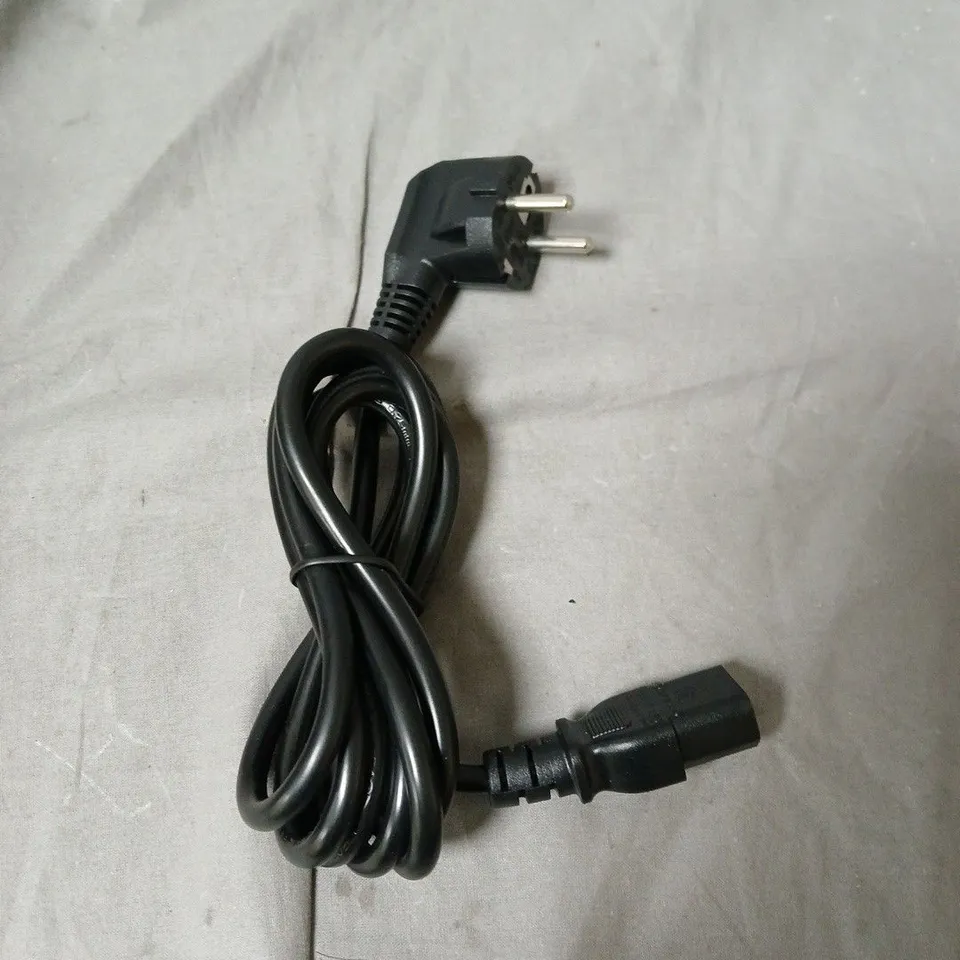BOX OF APPROXIMATELY 10 POWER LEADS – EU MAINS PLUG 