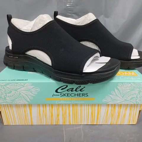 BOXED PAIR OF SKECHERS CALI FLEX SANDALS IN BLACK SIZE 6