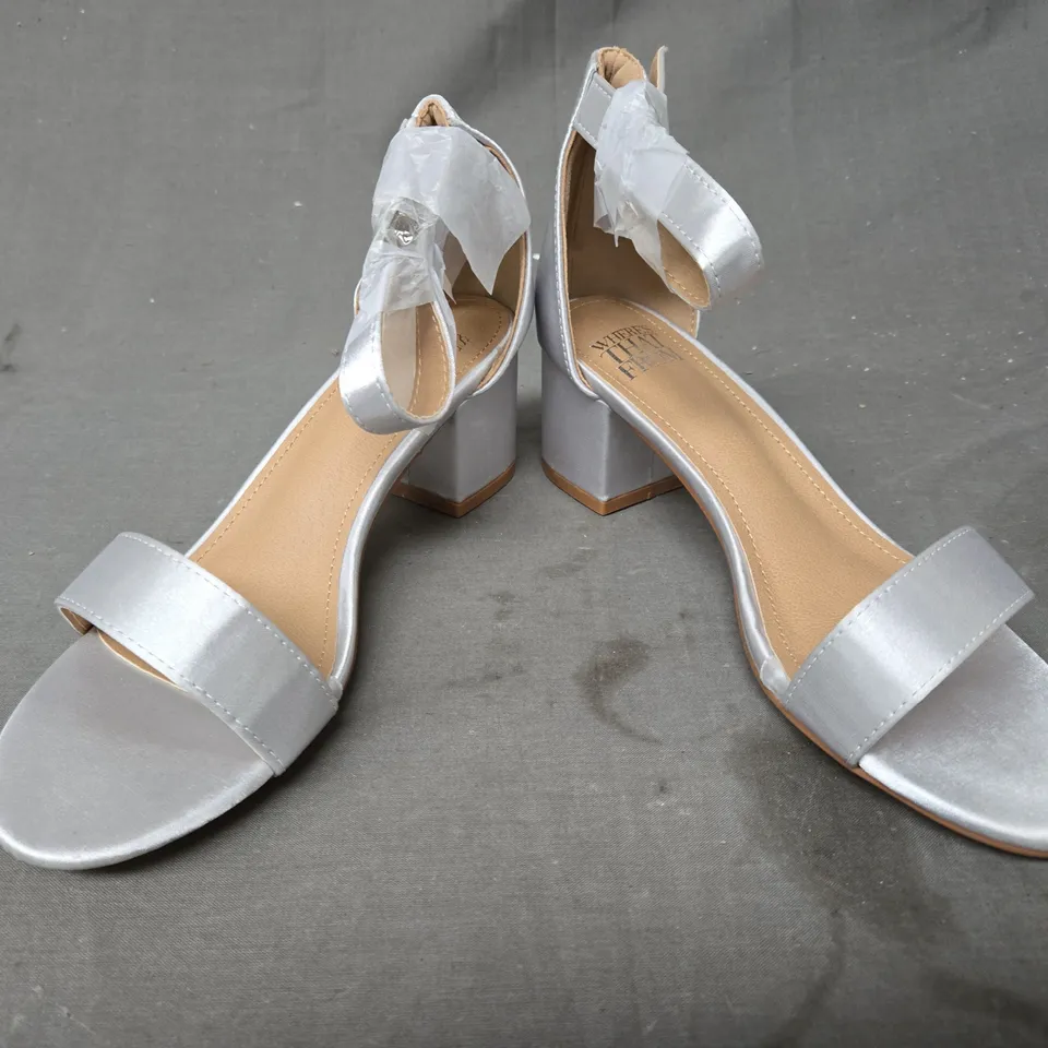 BOXED PAIR OF WHERE'S THAT FROM WOMEN'S MID BLOCK HEEL OPEN TOE SANDALS IN SILVER UK SIZE 5