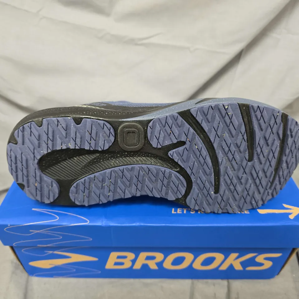 BOXED PAIR OF BROOKS ADREN GTX 23 TRAINERS IN NAVY - UK 7