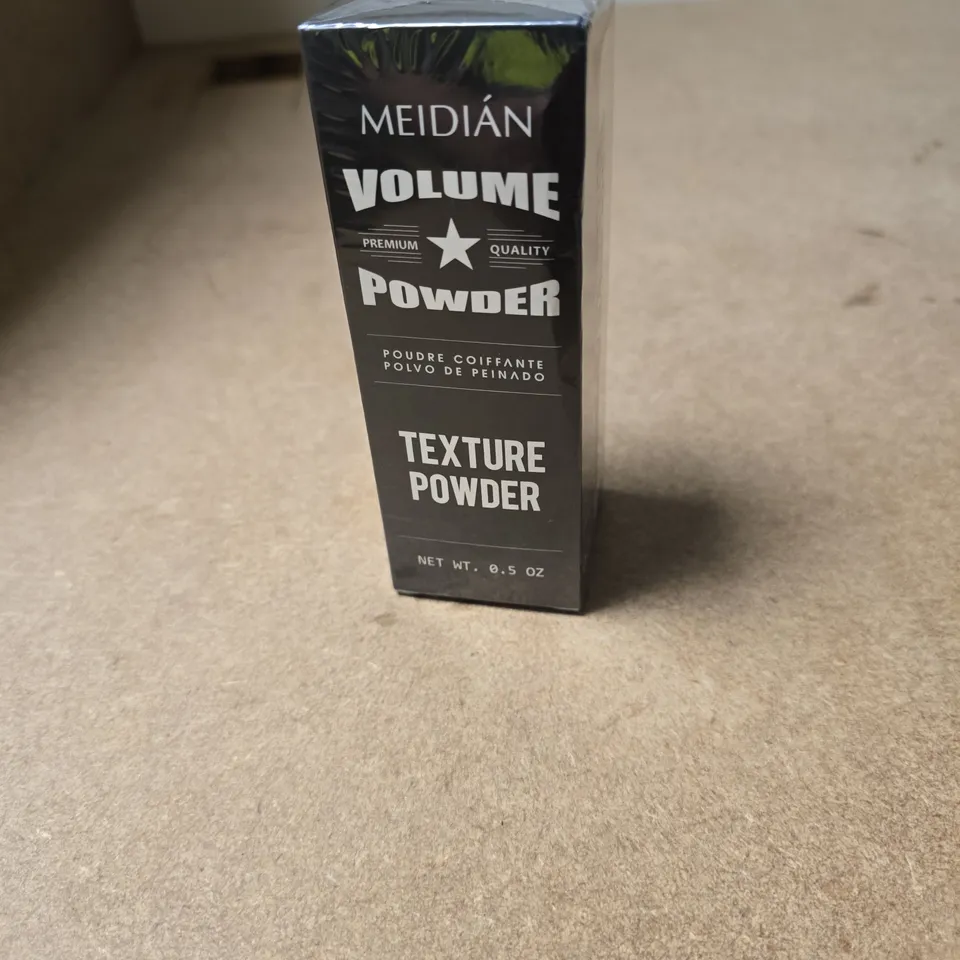 APPROXIMATELY 10 ASSORTED COSMETIC ITEMS INCLUDING FOIL SHAVER AND VOLUME POWDER
