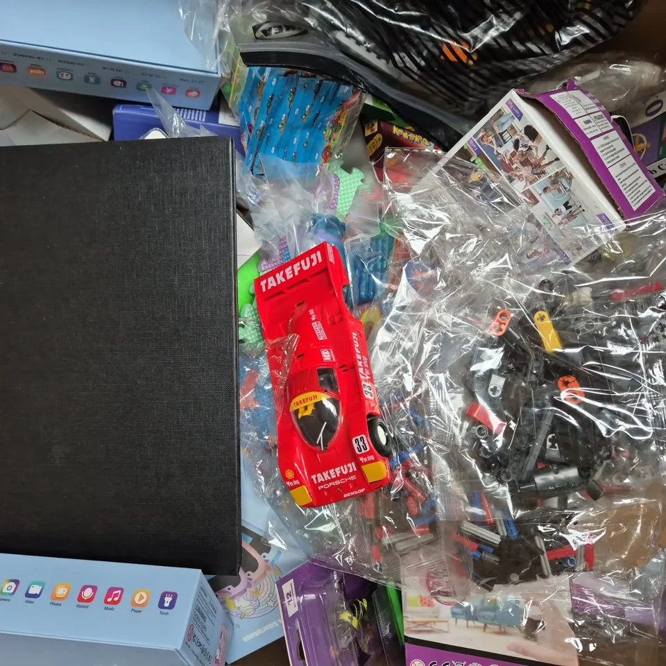 BOX OF APPROXIMATELY 20 ASSORTED TOYS AND GAMES TO INCLUDE MAGIC CUBE, FLYING SPINNER TOY, ETC - COLLECTION ONLY