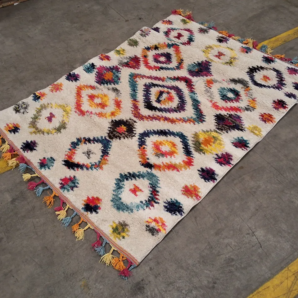 COLORFUL GEOMETRIC SHAG RUG WITH TASSELS APPROXIMATELY 120×170CM