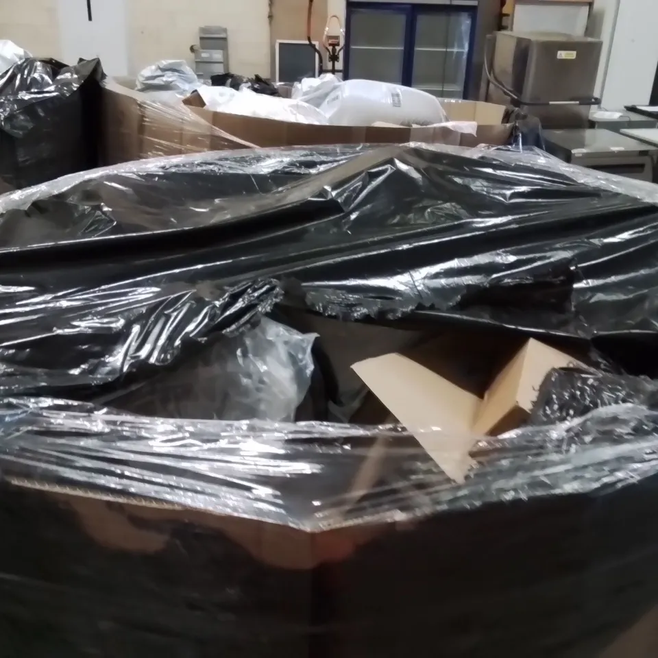 PALLET CONTAINING A LARGE QUANTITY OF PILLOWS