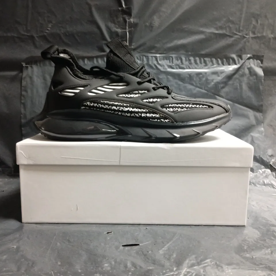 BOXED PAIR OF CONZURI VEXOR TRAINERS IN BLACK/WHITE SIZE 10