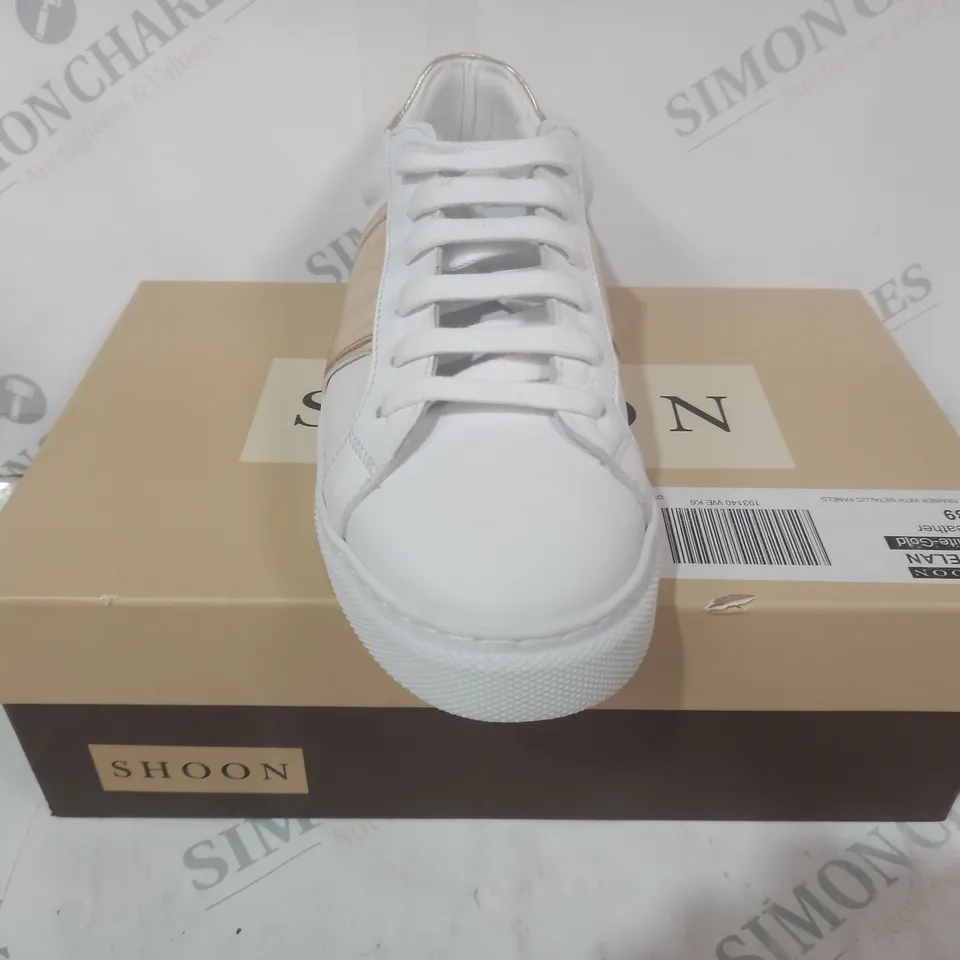 BOXED PAIR OF SHOON LACE UP TRAINERS IN WHITE/METALLIC GOLD SIZE 6